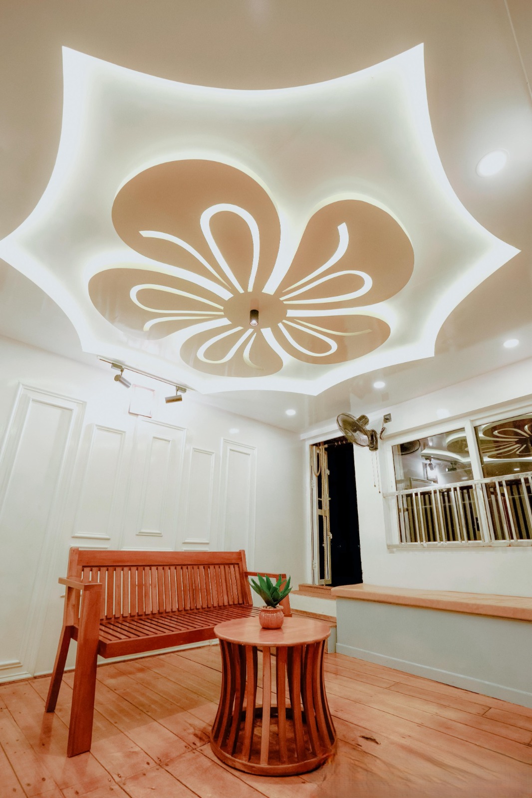 5 bedroom houseboat interior or facilities